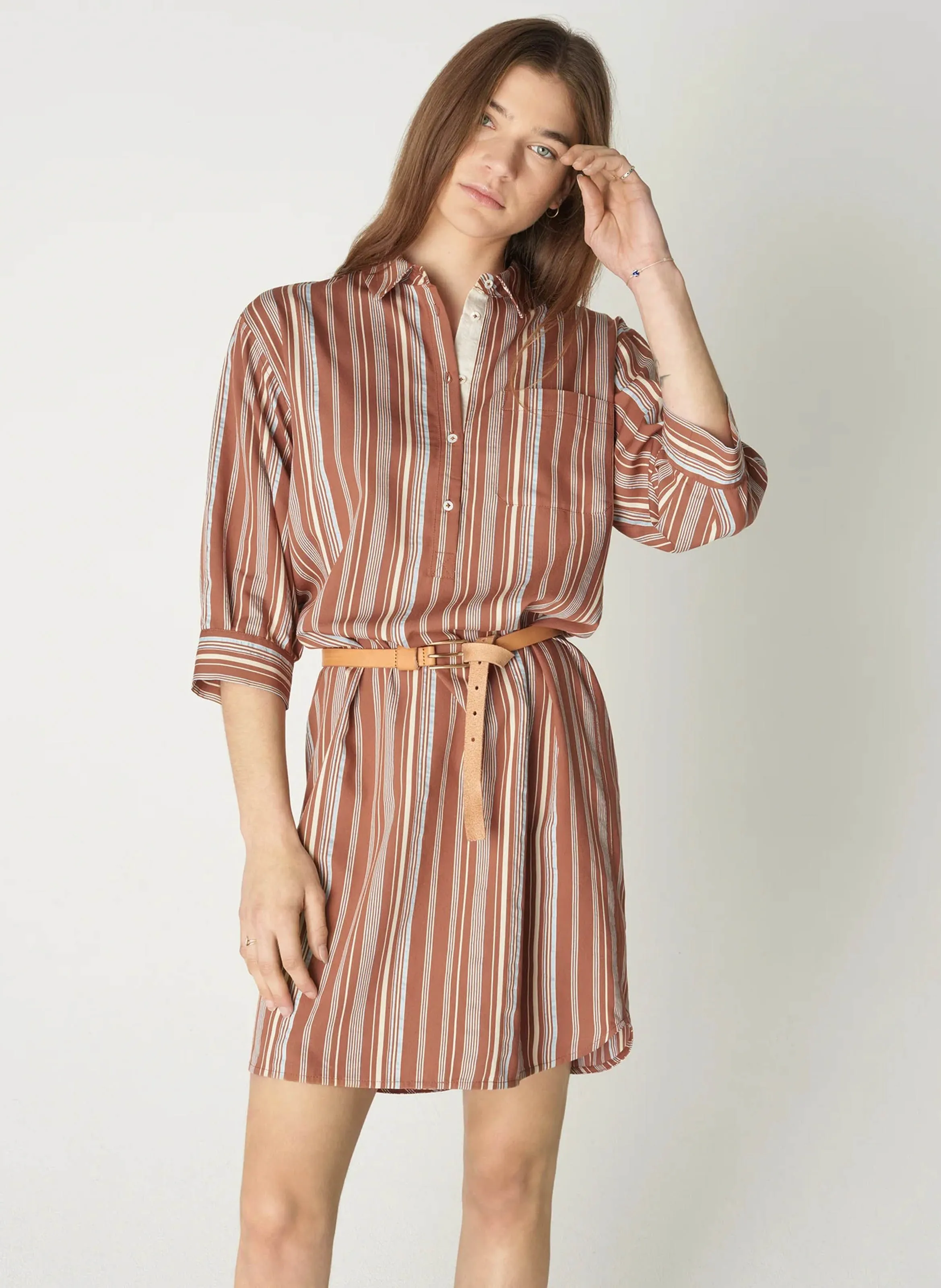 ACOTE Vestido midi camisero a rayas en marron