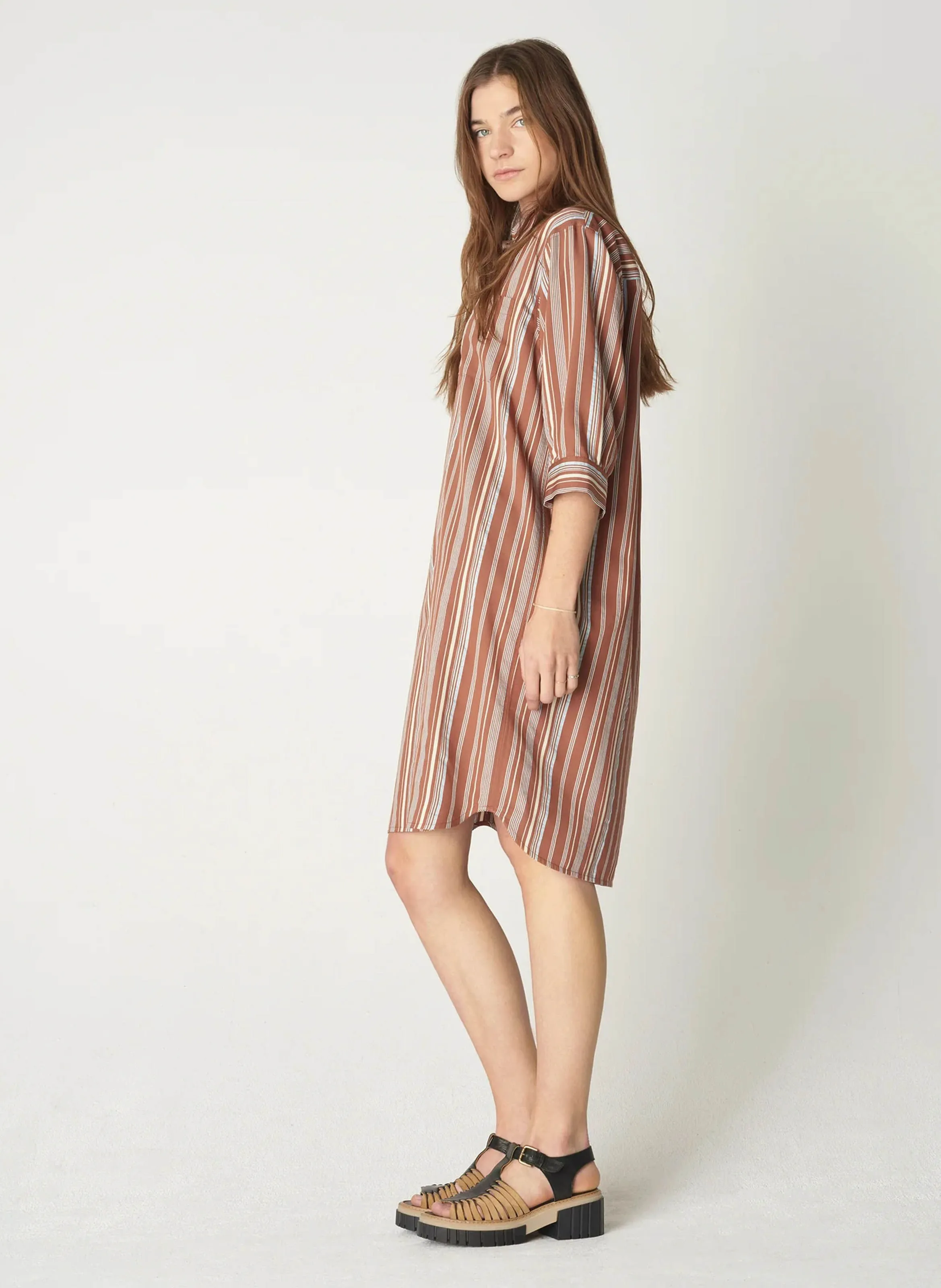 ACOTE Vestido midi camisero a rayas en marron