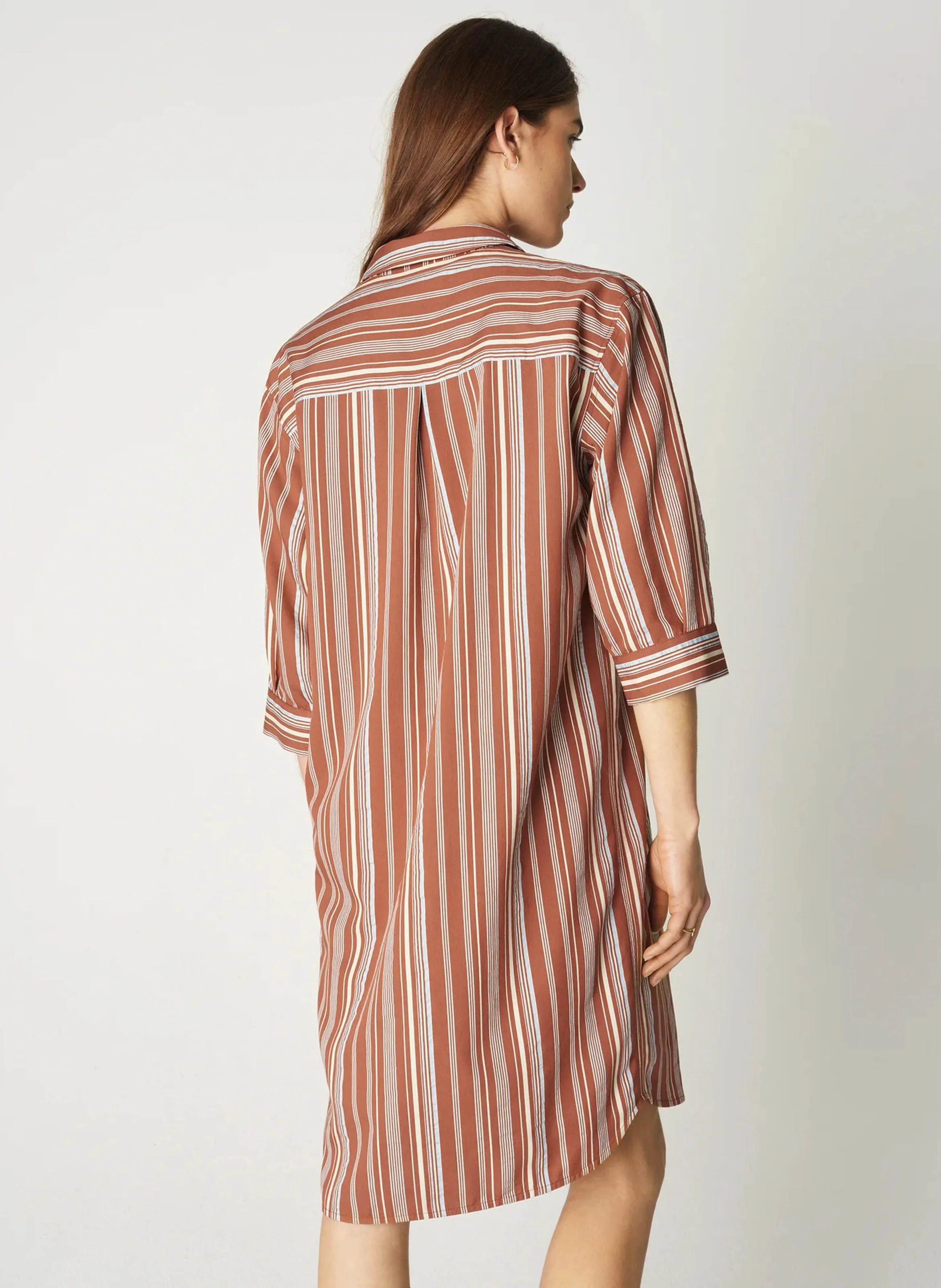 ACOTE Vestido midi camisero a rayas en marron