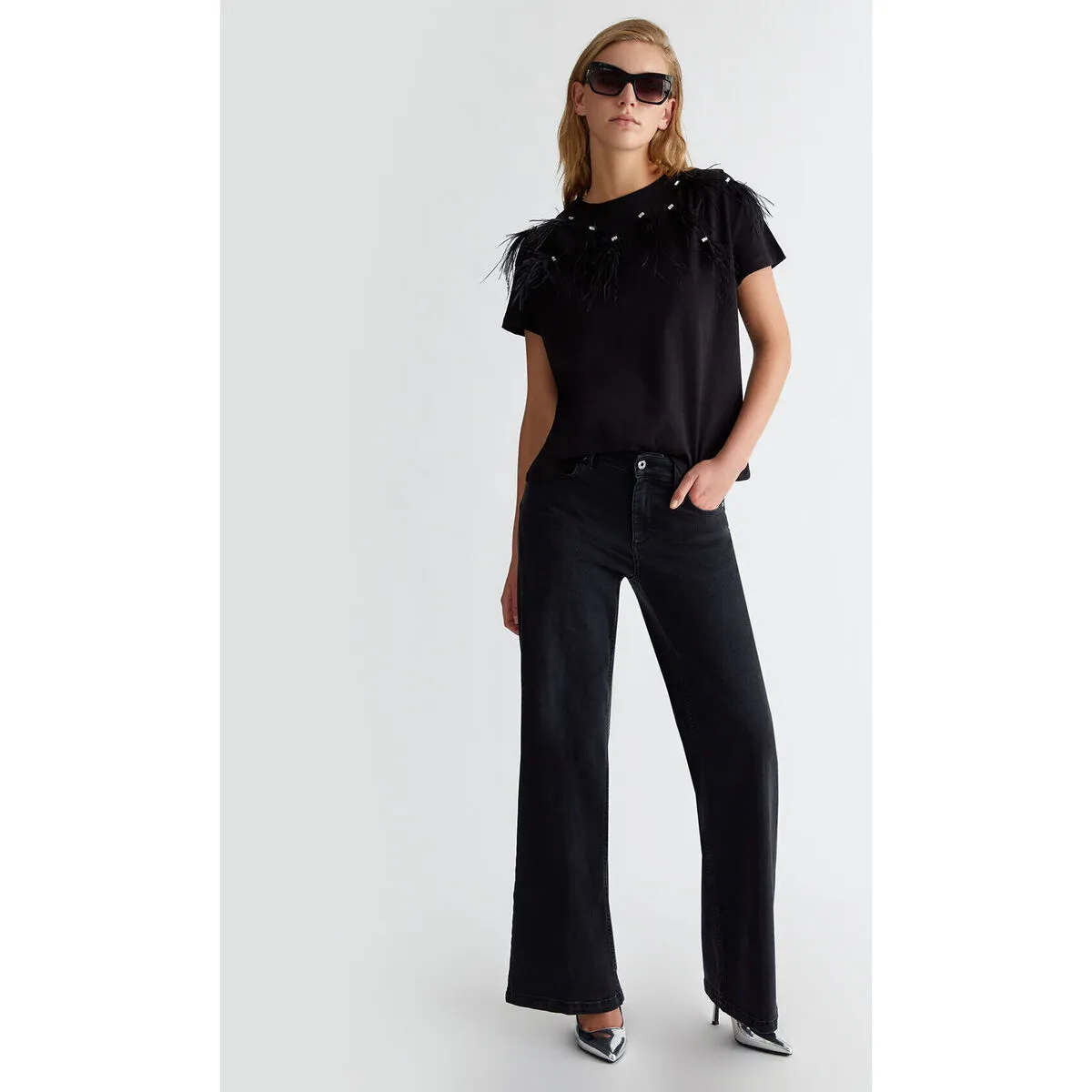 Camiseta con plumas decorativas