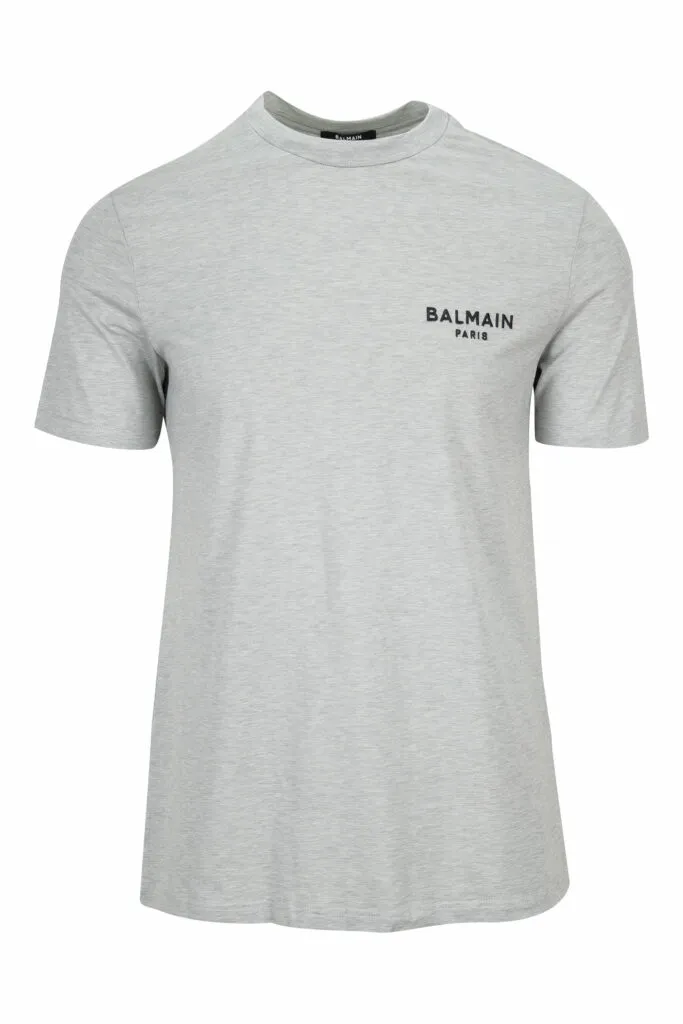 Camiseta gris con minilogo negro