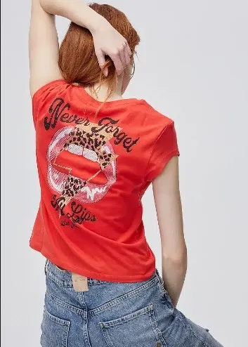 Camiseta roja strass labios