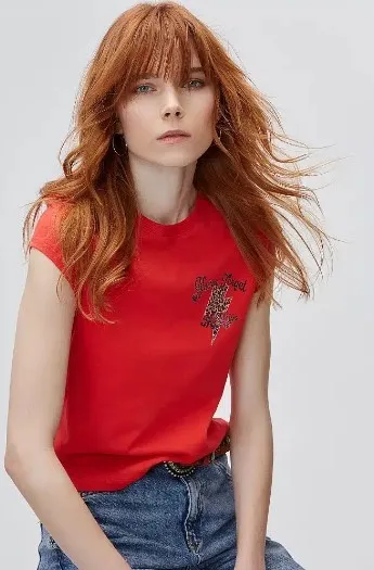 Camiseta roja strass labios