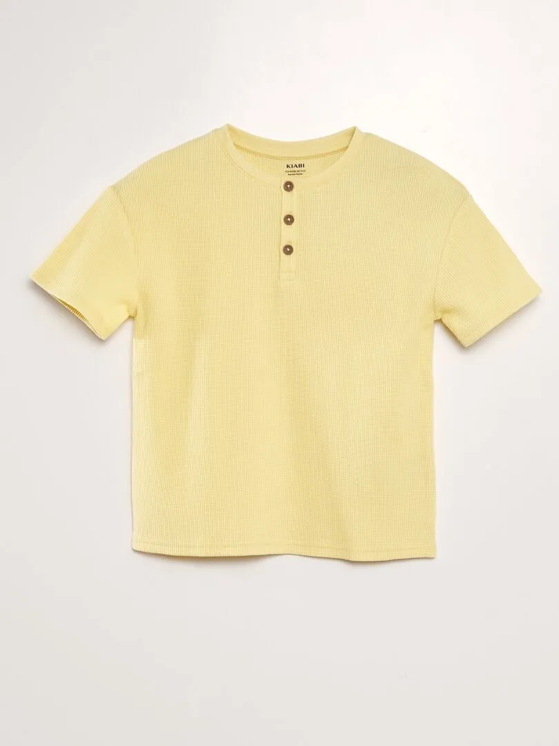 CAMISETA TEXTURIZADA CON CUELLO PANADERO  AMARILLO