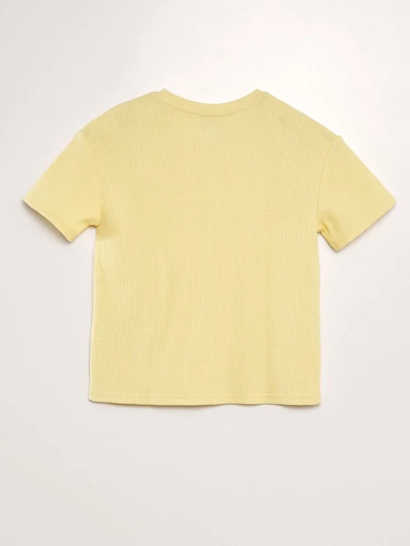 CAMISETA TEXTURIZADA CON CUELLO PANADERO  AMARILLO