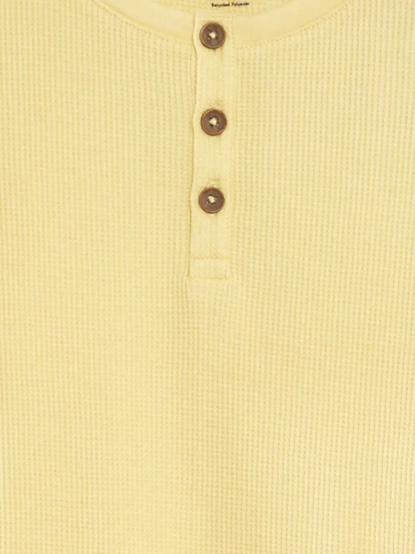 CAMISETA TEXTURIZADA CON CUELLO PANADERO  AMARILLO