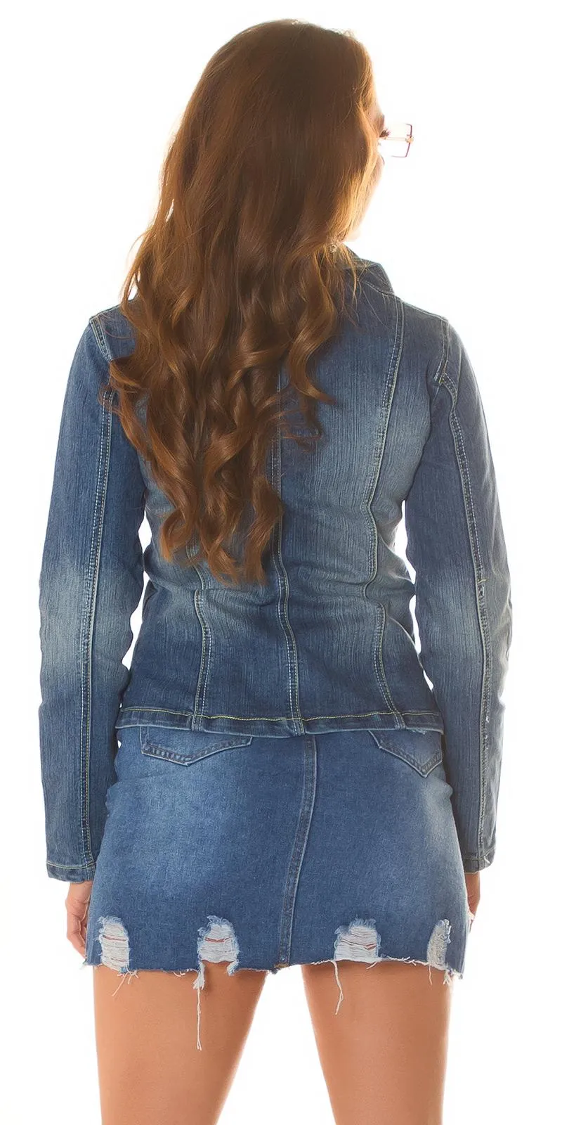Chaqueta vaquera y brillo en bolsillos