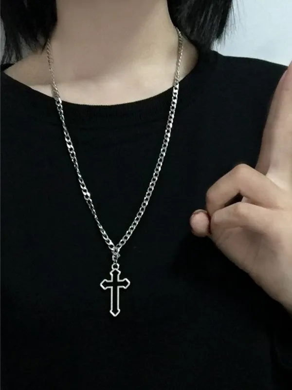 Collar con colgante de cruz hueca