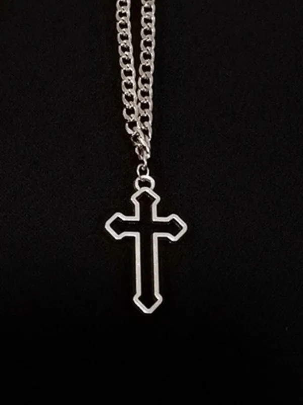 Collar con colgante de cruz hueca