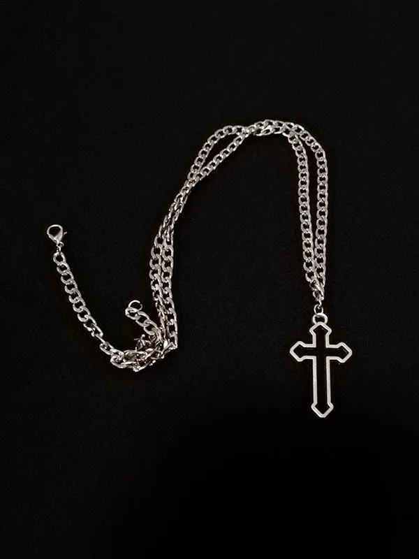 Collar con colgante de cruz hueca