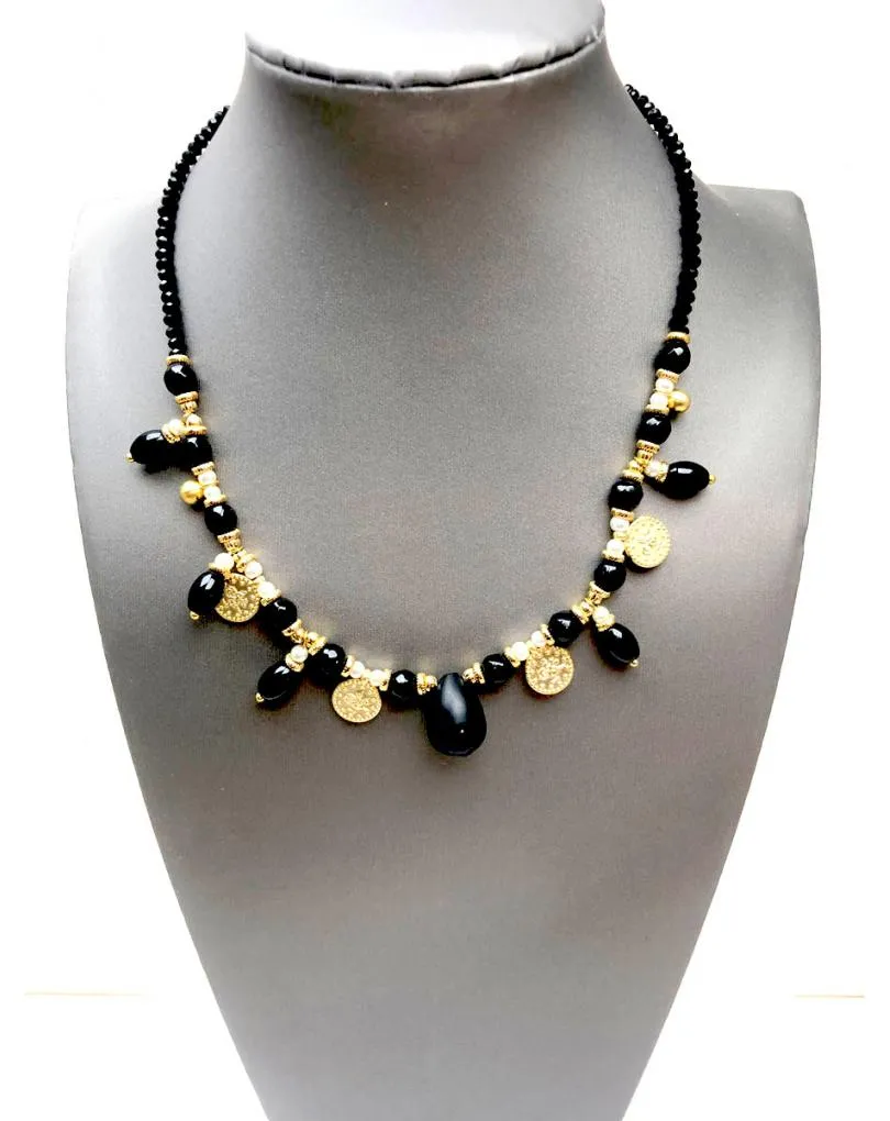 COLLAR NEGRO DECORADO CON MEDALLAS DORADAS Y PERLITAS