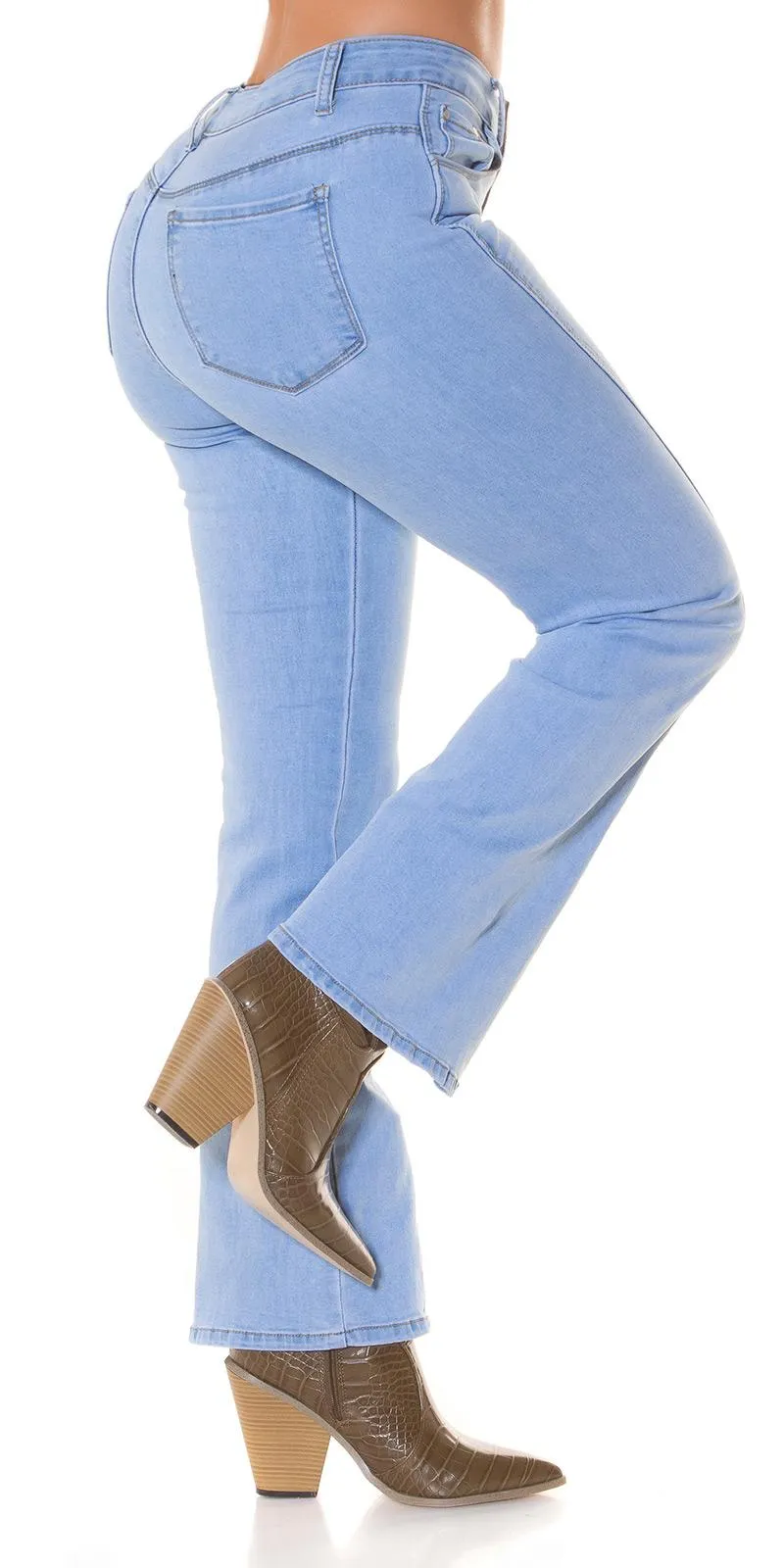 Jeans azul acampanado con abertura