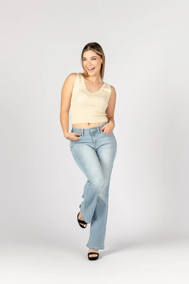 Jeans recto con bordado en las bolsas