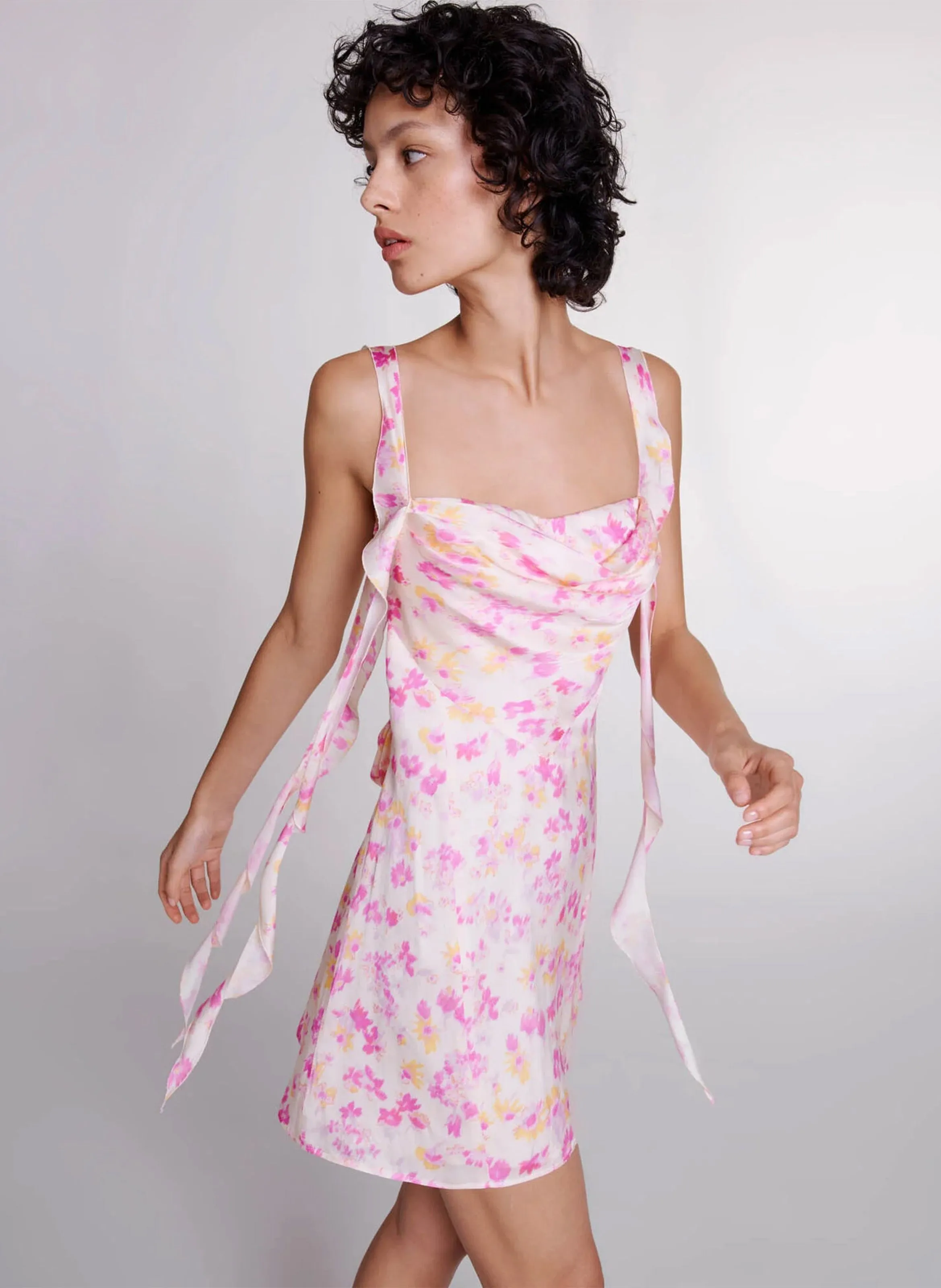 MAJE Vestido corto estampado con cuello cuadrado en rosa