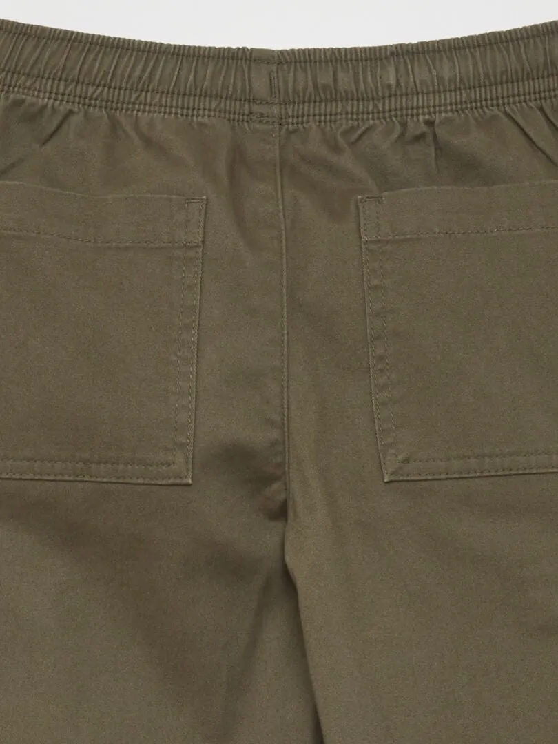 PANTALóN CON MúLTIPLES BOLSILLOS  KAKI