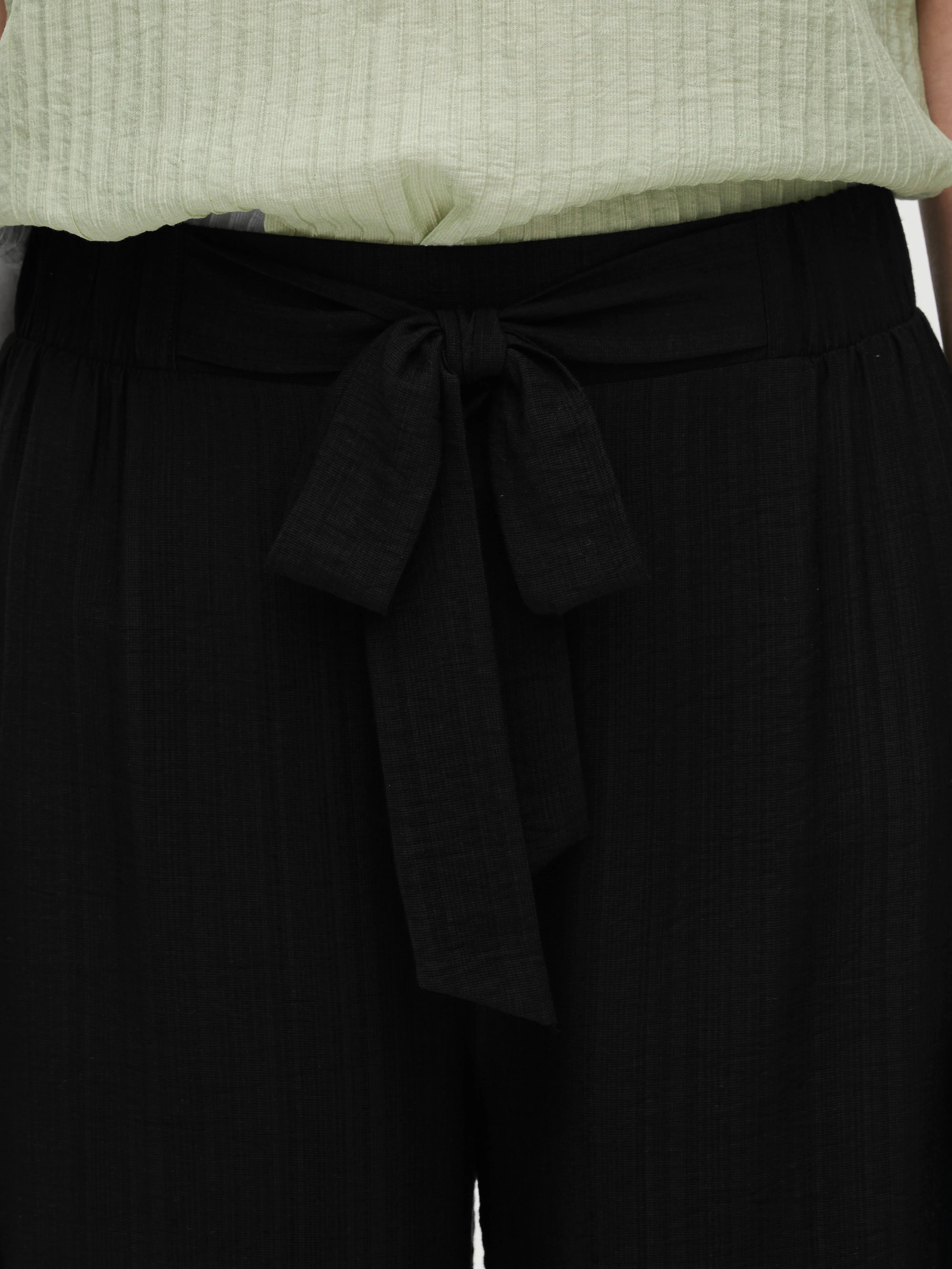 Pantalón palazzo con nudo delantero
