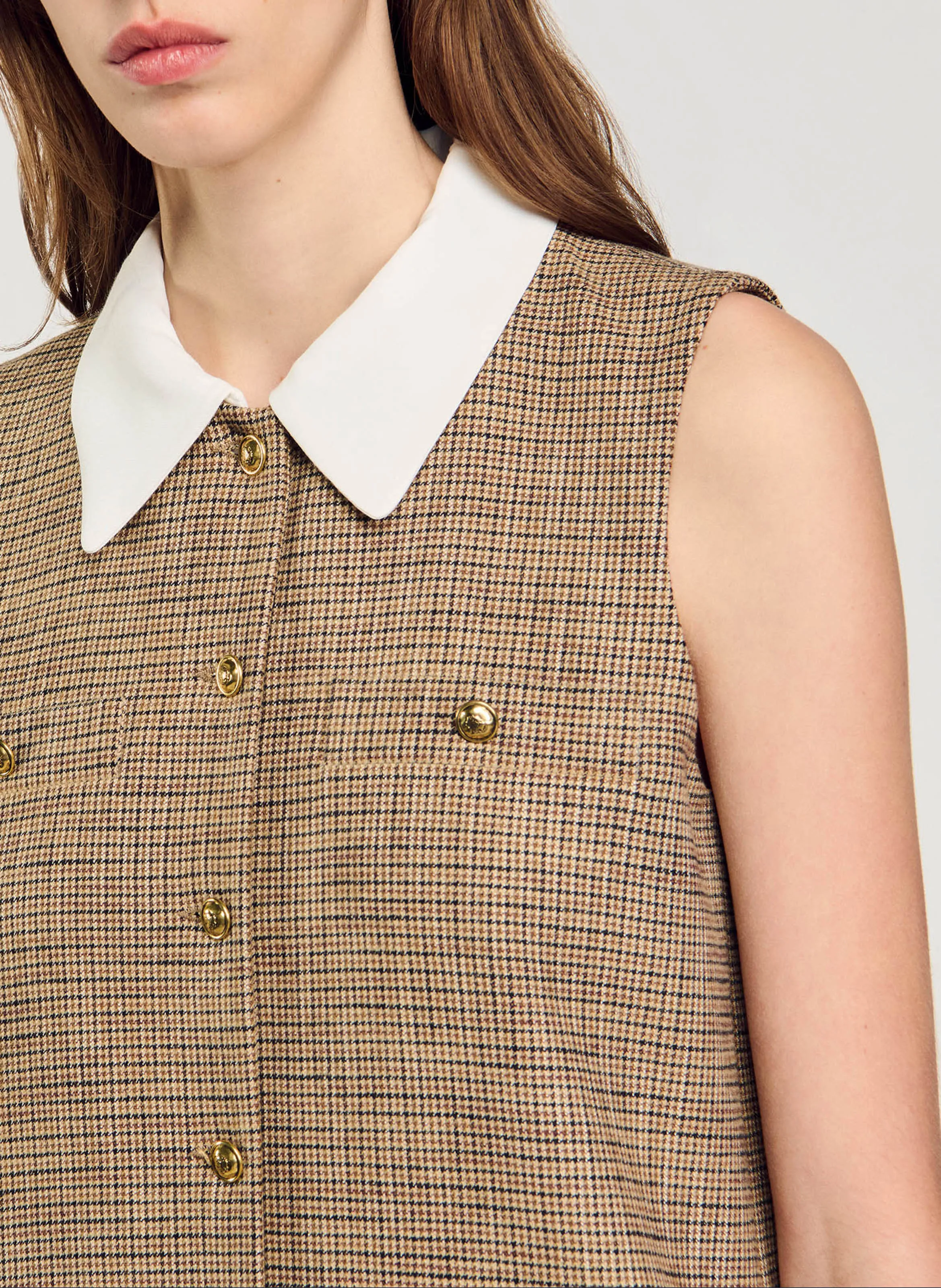 SANDRO Vestido corto con cuello clásico en marron