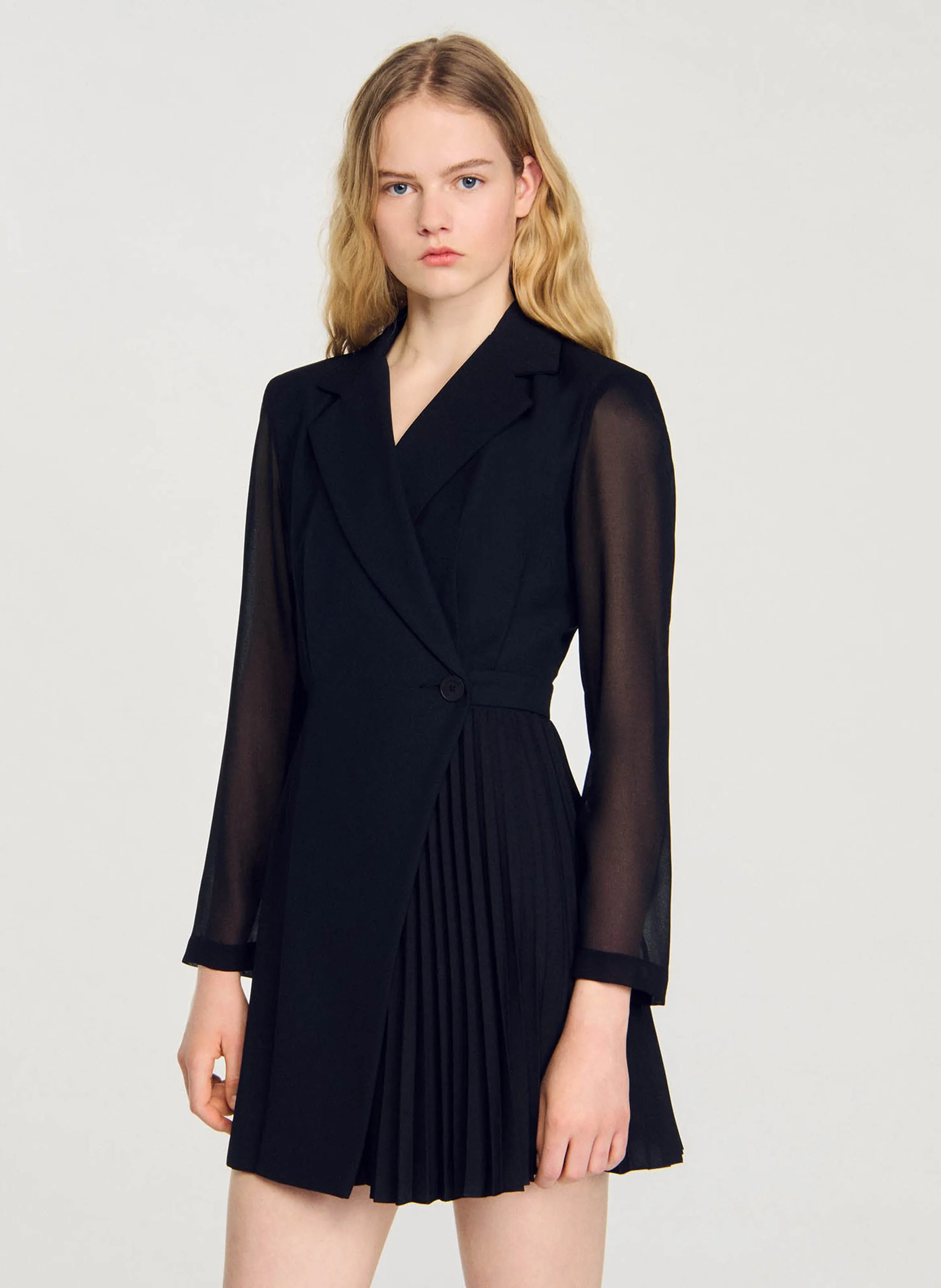 SANDRO Vestido corto con cuello sastre en negro