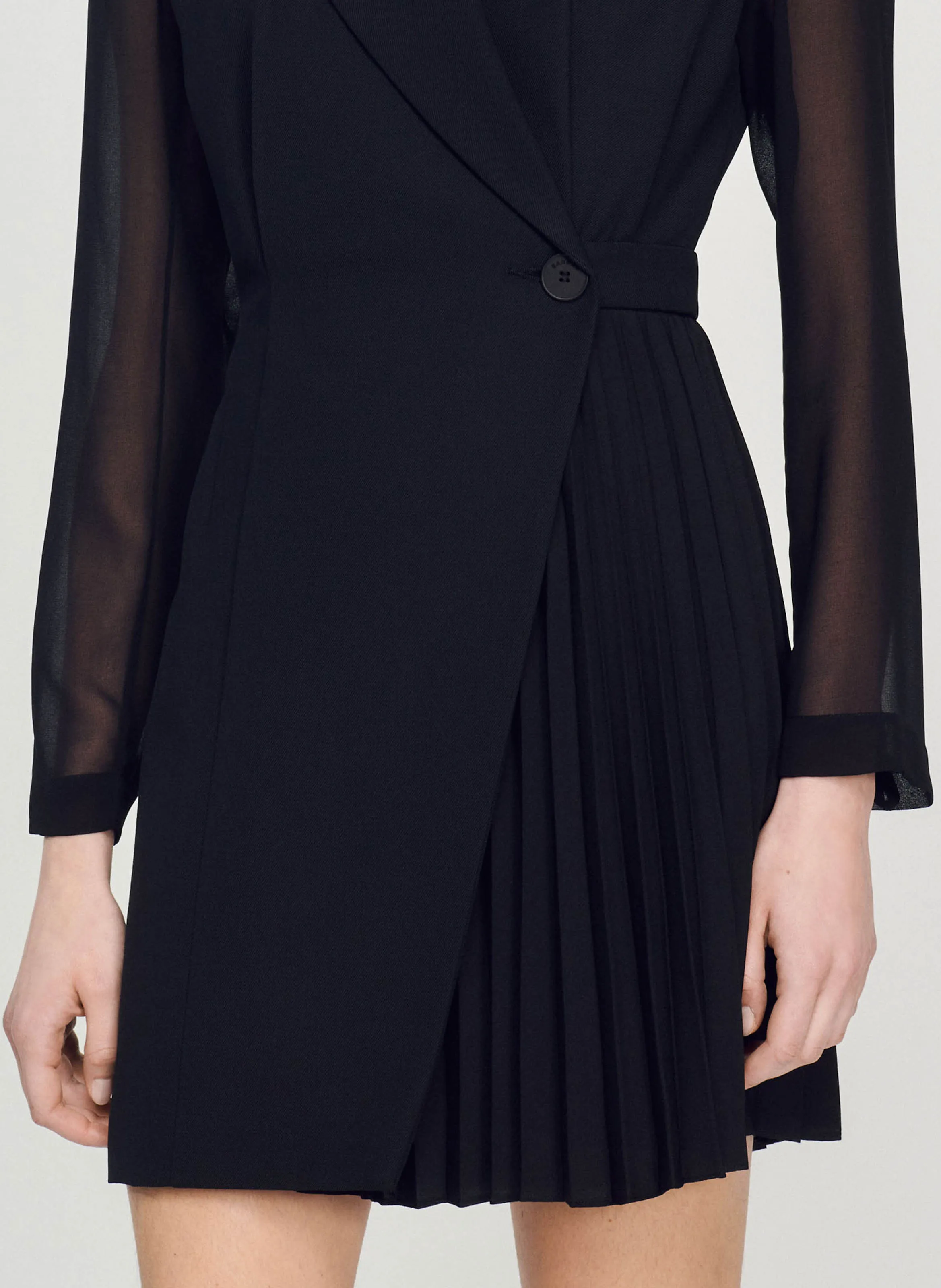 SANDRO Vestido corto con cuello sastre en negro