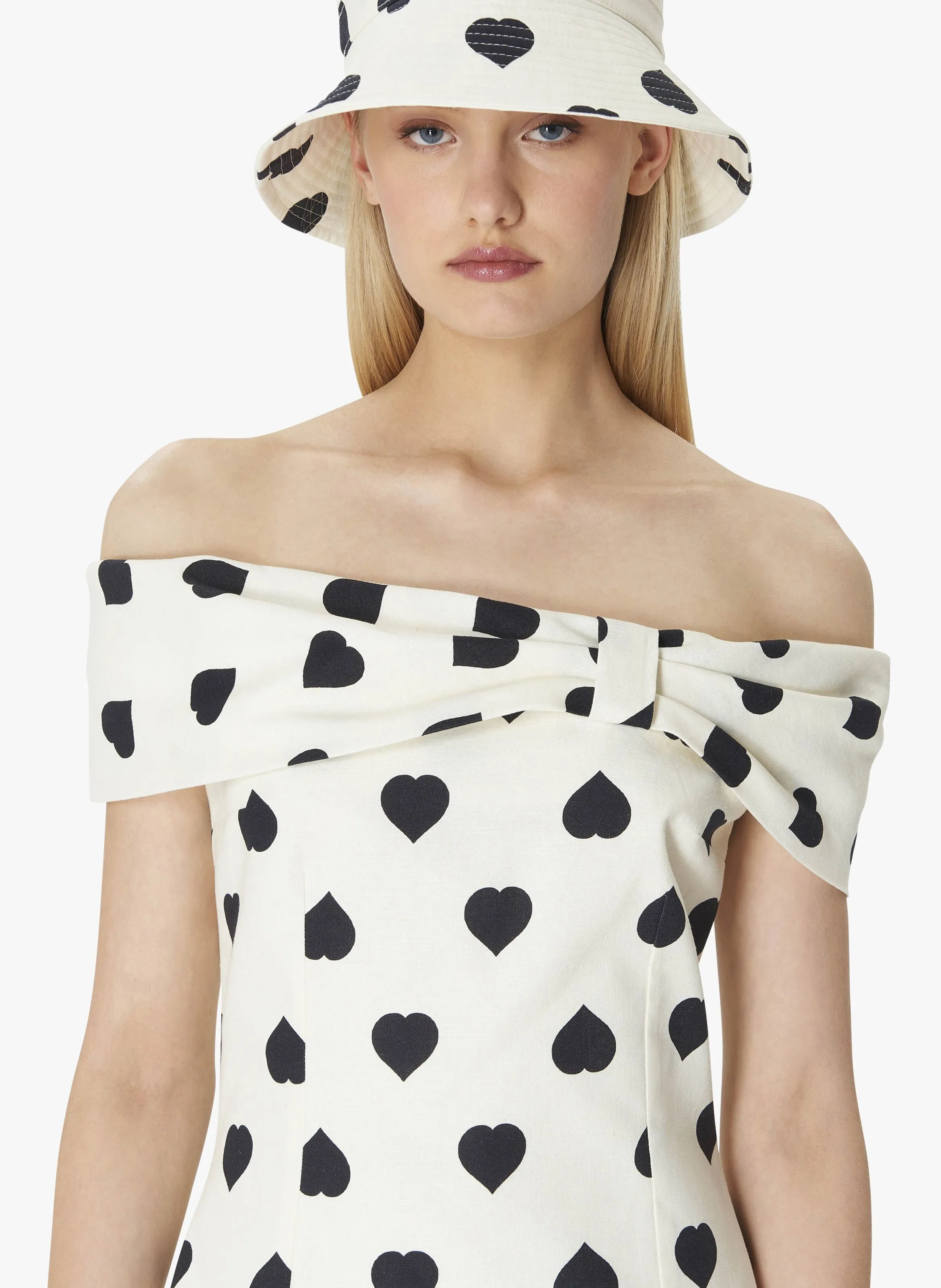 TARA JARMON RAUL  VESTIDO CORTO RECTO DE LINO CON MOTIVO DE CORAZONES EN BLANCO