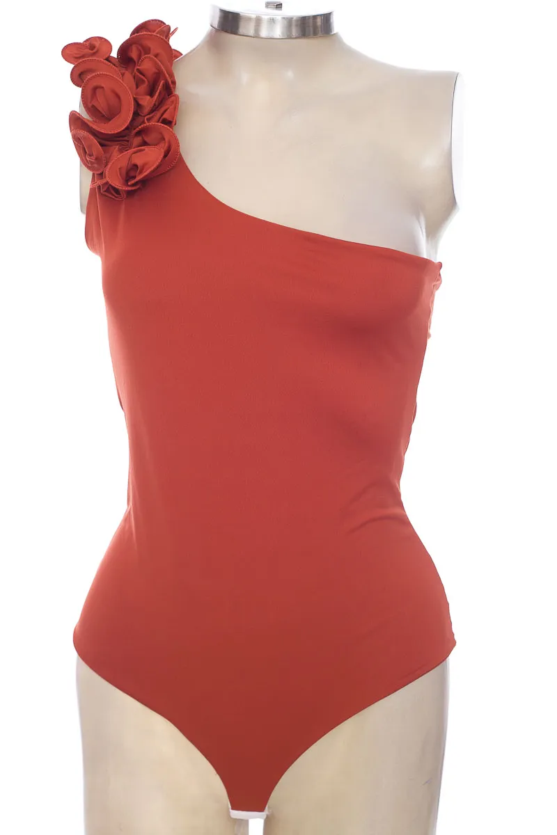 TOP / CAMISETA COLOR NARANJA  CLOSEANDO