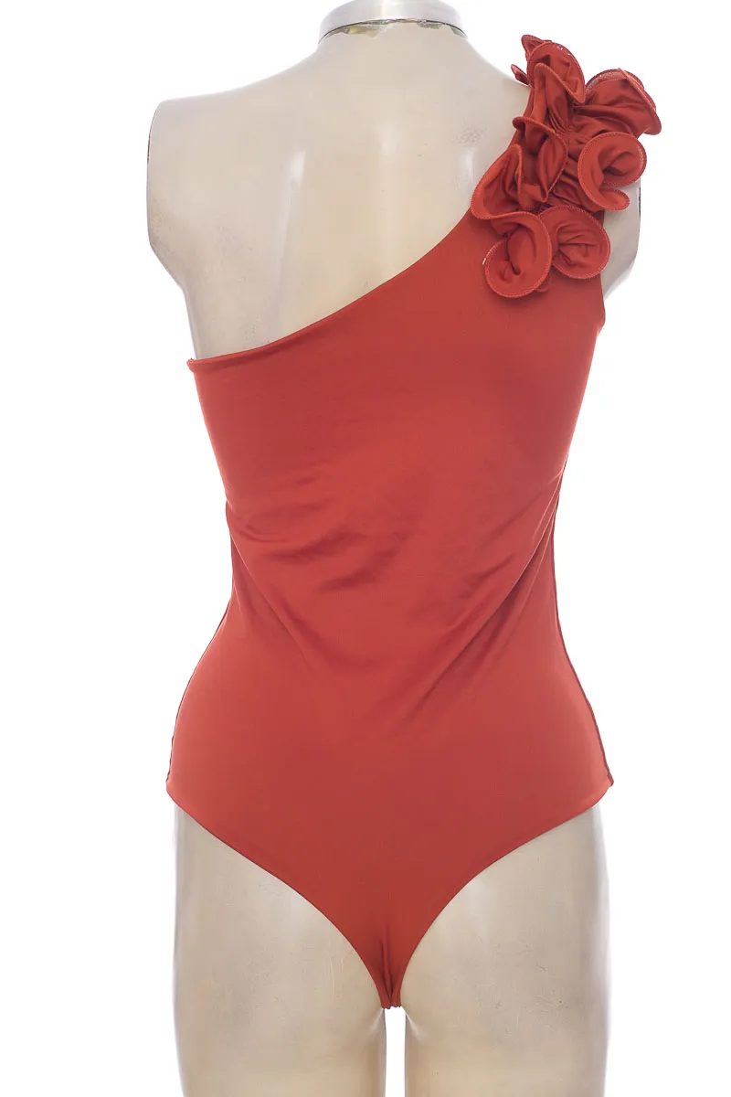 TOP / CAMISETA COLOR NARANJA  CLOSEANDO