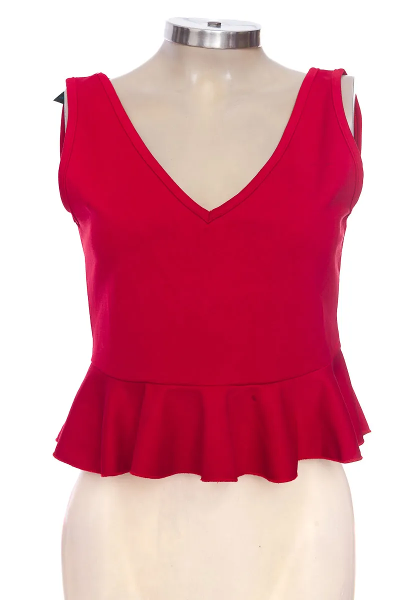 TOP / CAMISETA COLOR ROJO  CLOSEANDO