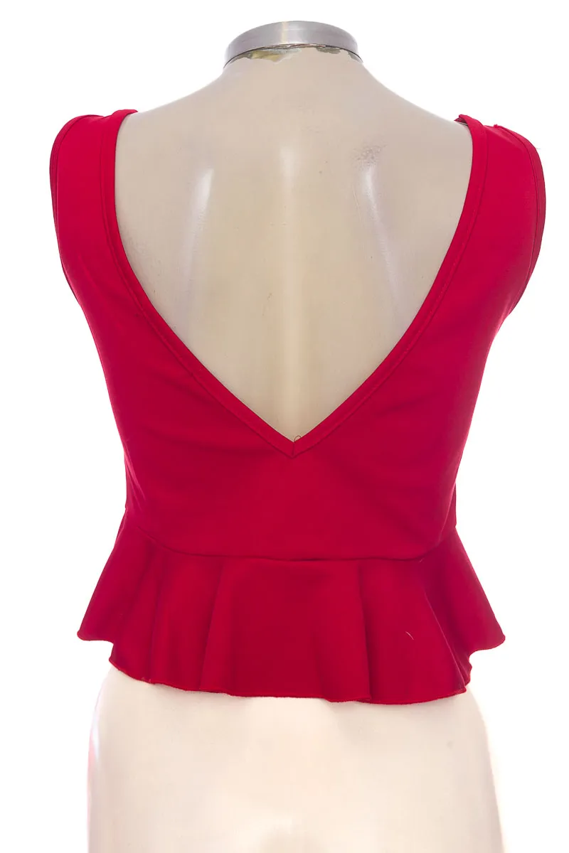 TOP / CAMISETA COLOR ROJO  CLOSEANDO