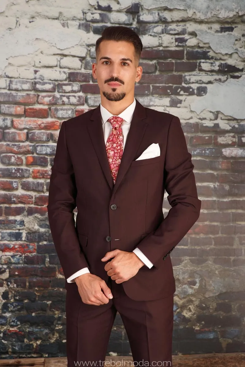 Traje burdeos