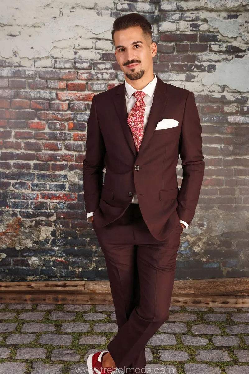 Traje burdeos
