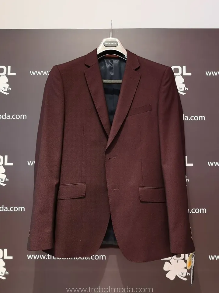 Traje burdeos