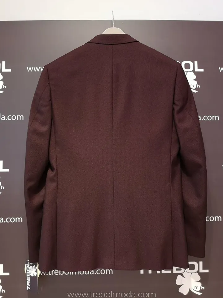 Traje burdeos