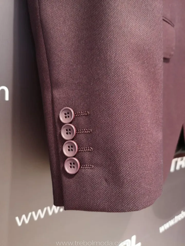 Traje burdeos