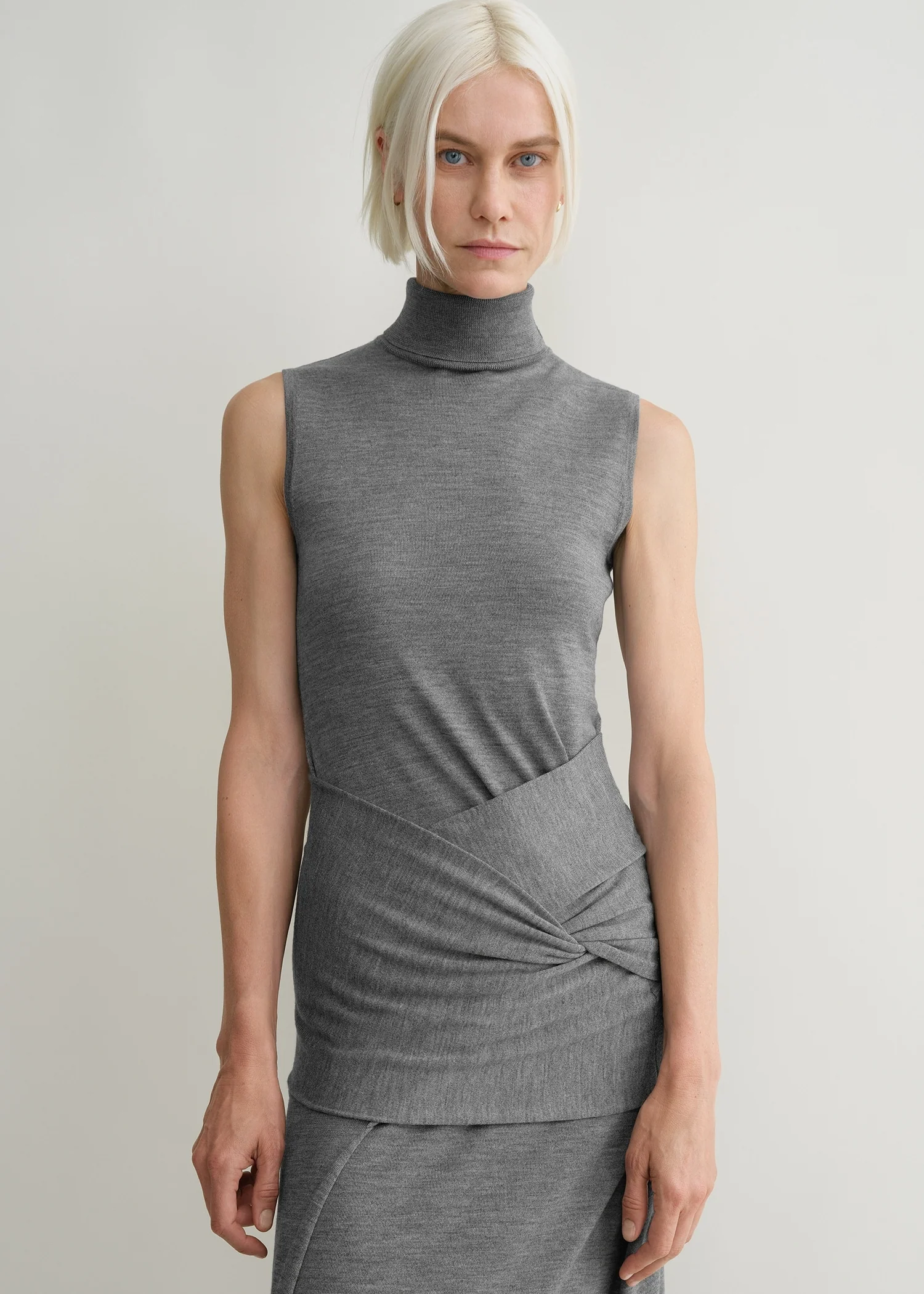 Vestido gris drapeado