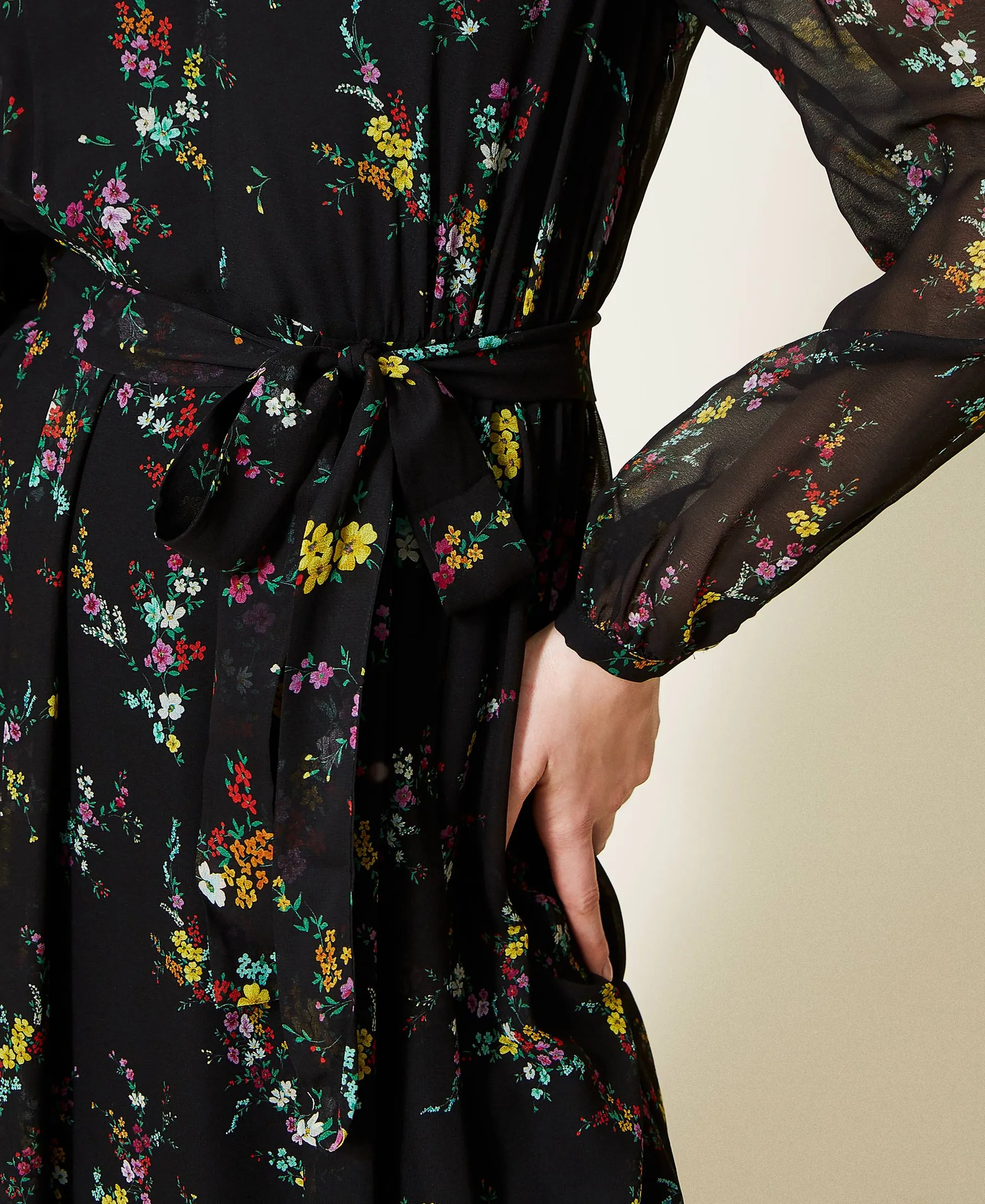 Vestido largo con estampado de logotipo de flores