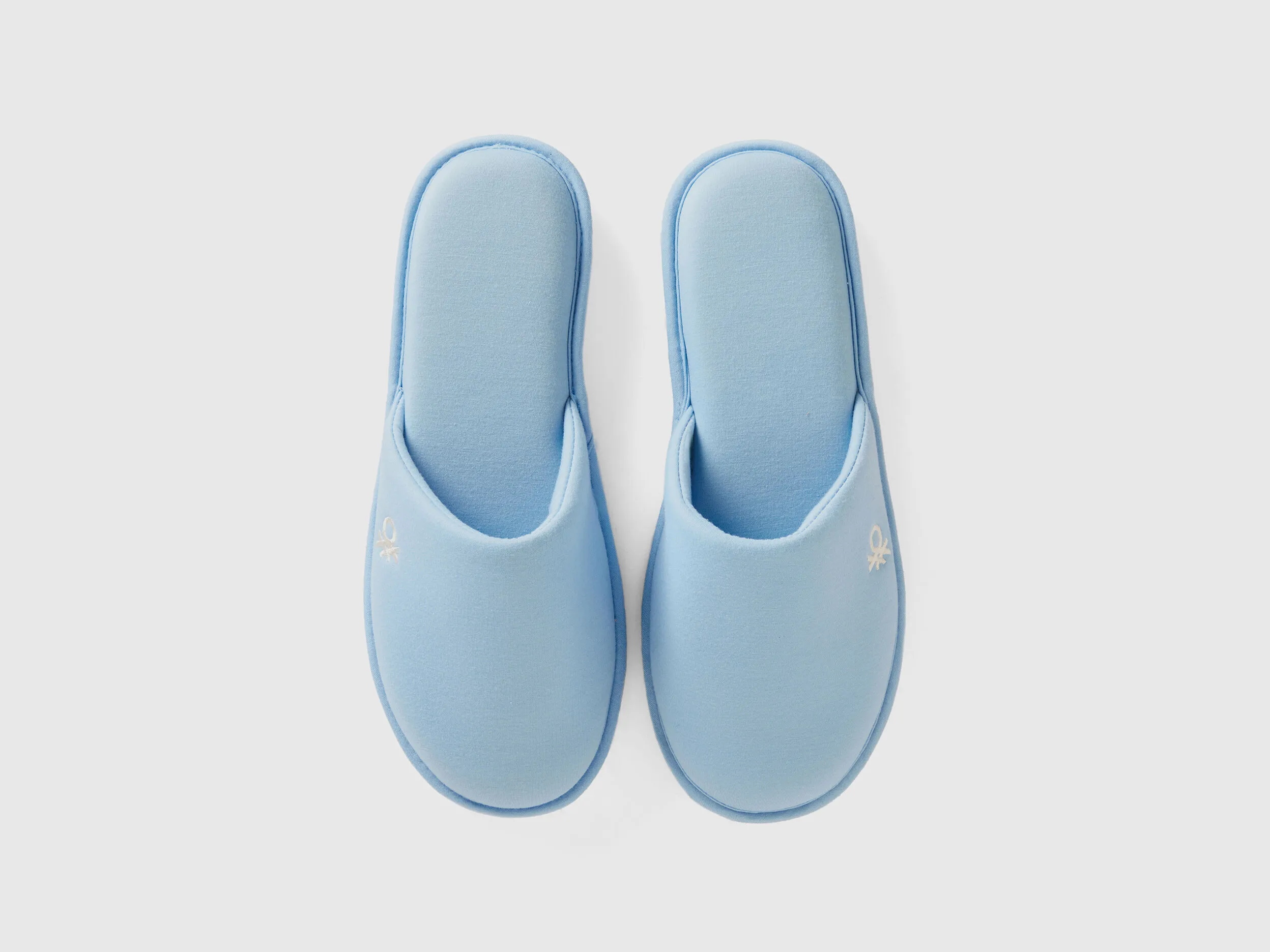 Zapatillas con logotipo bordado